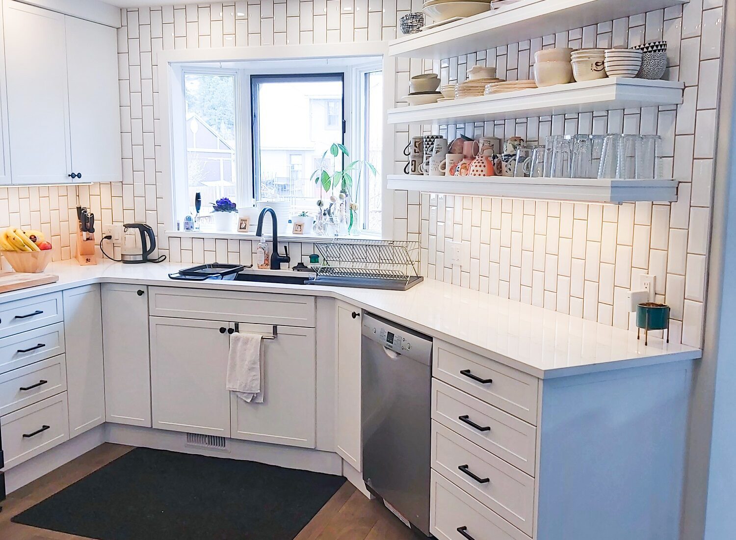 Custom kitchen cabinet with floating shelf in Jasper