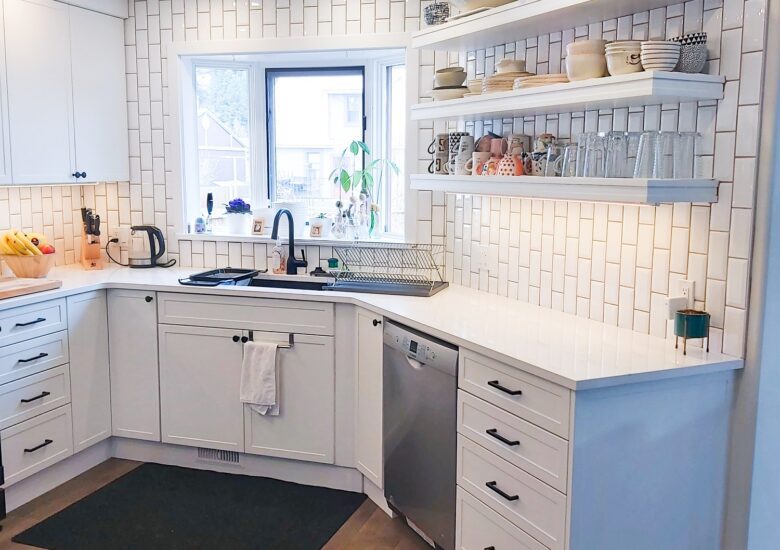 Custom kitchen cabinet with floating shelf in Jasper