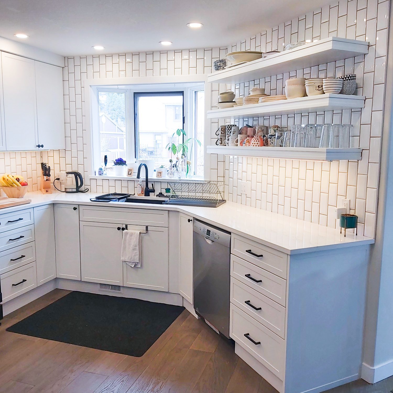 Custom kitchen cabinet with floating shelf in Jasper